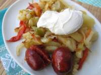   HUEVOS ESCALFADOS, CON CHORIZOS AL VINO Y PATATAS FRITAS 