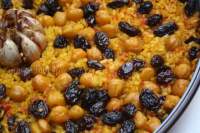   Arroz al horno con pasas y garbanzos (Arròs amb panses i cigrons)