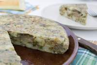   tortilla de patata con alcachofas y setas