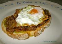   TOSTA DE HUEVO FRITO SOBRE CALABACIN Y MORCILLA