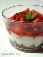   YOGUR CON FRESAS MACERADAS EN MÒDENA Y PIMIENTA