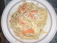   Espaguettis con salmón ahumado, gulas y queso a las finas hierbas