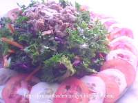   Ensalada de lechuga rizada, vegetales frescos y atún