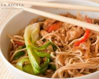   SOPA DE NOODLES CON POLLO Y PAK CHOI