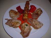   Brocheta vegetal y lomo de cerdo a la plancha con salsa de pimiento rojo