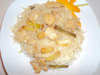   Fideos de arroz al curry con pollo