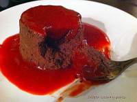   MOUSSE DE CHOCOLATE CON SALSA DE FRESAS