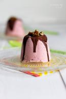 
Helado de fresas y nueces pecanas con chocolate
         