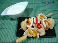   BROCHETAS DE POLLO CON CREMA DE NUECES 