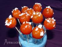   Chupachups de tomatitos cherry caramelizados
