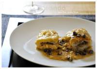   Medallones de merluza rellenos de anchoa, en salsa de moscatell, pasas y piñones.