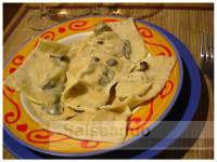   Ravioli de pollo asado y ciruelas, en salsa de setas