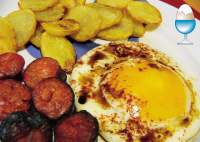   Patatas soufflé con huevo aliñado y chorizo al infierno