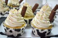   Cupcakes de chocolate blanco con frosting de queso y chocolate blanco