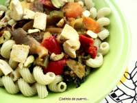   Coditos de puerro con pisto de verduras y setas, pistachos y daditos de tofu
