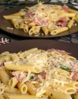   Pasta con salami, rúcula y piñones