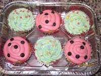   Cupcakes de Vainilla decorados con frosting de vainilla.