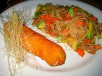   Fideos de arroz con guarnición de flamenquin