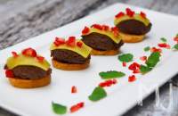   FALSO NIGIRI DE CHOCOLATE CON ARROZ THAI, MANGO Y FRESAS