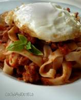   PASTA BOLOÑESA CON HUEVO FRITO Y EL REGALO DE TESCOMA