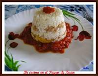   Flan de arroz con bonito, tortilla y tomate 