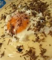   Parmentier de patata, huevo poché y trufa de verano