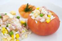   tomates rellenos con ensalada de arroz tres delicias