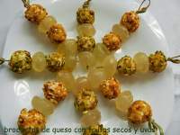   BROCHETAS DE QUESO CON FRUTOS SECOS Y UVAS