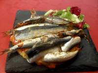  Coca de sardinas con ensalada mixta