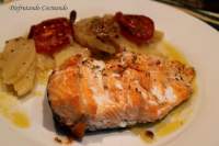   Lomo de Salmón al horno con patatas panaderas, cebolla y tomate