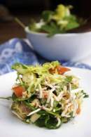   ensalada de gulas , gambas y salmón