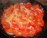   ENSALADA DE PIMIENTOS Y CEBOLLA CARAMELIZADOS.