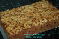   BROWNIE DE CHOCOLATE BLANCO CON PASAS