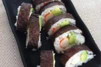 Maki sushi de aguacate y surimi  