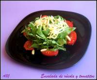   Ensalada de rúcola y tomatitos  y de postre;  Manzana!