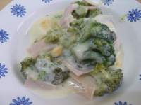   BROCOLLI CON PECHUGA DE PAVO COCIDA Y BESAMEL LIGERA.