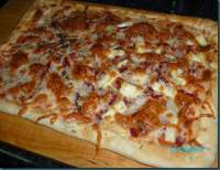   Pizza dos gustos, anchoas con tiras de pimiento asado y queso brie con jamón