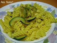   FUSILLI DE MAÌZ CON CEBOLLA Y CALABACÌN 