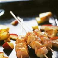 Pinchos adobados de pollo y cigalas  