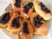   Montados de Salmón y sucedáneo de caviar.