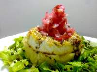   Ensalada de patatas al tomillo, queso ricotta al horno con sésamo crujiente, rábanos agridulces salsa de vinagre balsámico