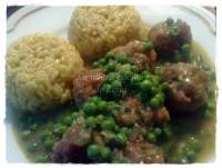   Albondigas con salsa y guisantes