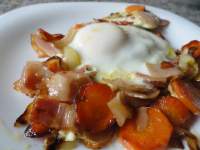   Huevos en sofrito de cebolla, zanahoria y bacon