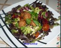  Combo de lechugas y hojas de espinaca fresca con caprichos de falafel aderezada con vinagreta de manzana