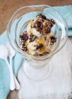   Helado de vainilla con nueces de pecan caramelizadas y toffee