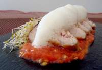   Tataki de bonito con textura de tomate y aire de piparras