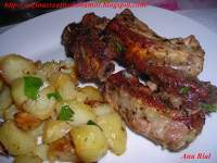   Costillas de cerdo y papas al horno cocinadas en bolsa