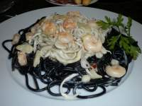   ESPAGUETIS AL NERO DI SEPIA CON GULAS