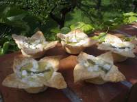   FLORES DE HOJALDRE RELLENAS DE CREMA DE ESPARRAGOS CON  MASCARPONE