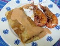   CREPES RELLENAS DE PESCADO Y MARISCO CON BESAMEL AL PIMENTON